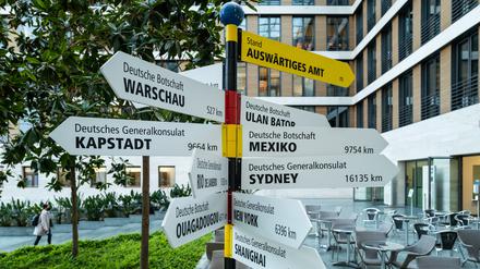 Überall in der Welt vertreten: Schilder im Foyer des Auswärtigen Amtes zeigen die Entfernung zu wichtigen Botschaften an.