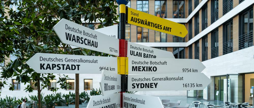 Überall in der Welt vertreten: Schilder im Foyer des Auswärtigen Amtes zeigen die Entfernung zu wichtigen Botschaften an.
