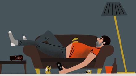 Schlafender, betrunkener Mann auf der Couch.