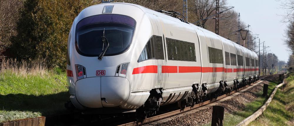 Ein ICE ist auf der eingleisigen Strecke zwischen Rostock und Stralsund unterwegs. 