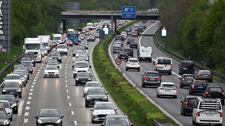 Autos fahren im Berufsverkehr über die Autobahn 57. (Archiv)