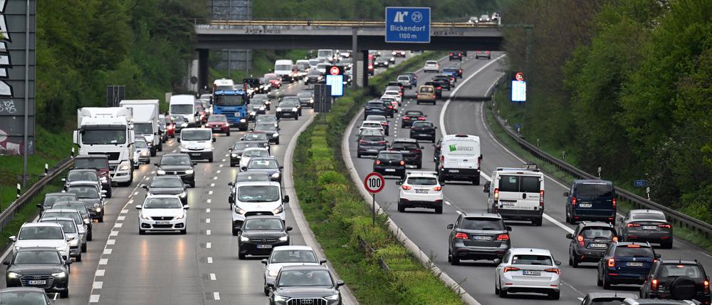 Autos fahren im Berufsverkehr über die Autobahn 57. (Archiv)