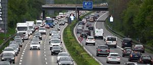 Autos fahren im Berufsverkehr über die Autobahn 57. (Archiv)