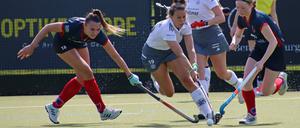 Pauline Kröger (li.) und Johanna Franz (re.) vom Berliner HC im Kampf um den Ball mit Anne Schröder vom Club an der Alster.