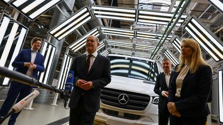 Bundeskanzler Olaf Scholz besuchte das Mercedeswerk in Ludwigsfelde.