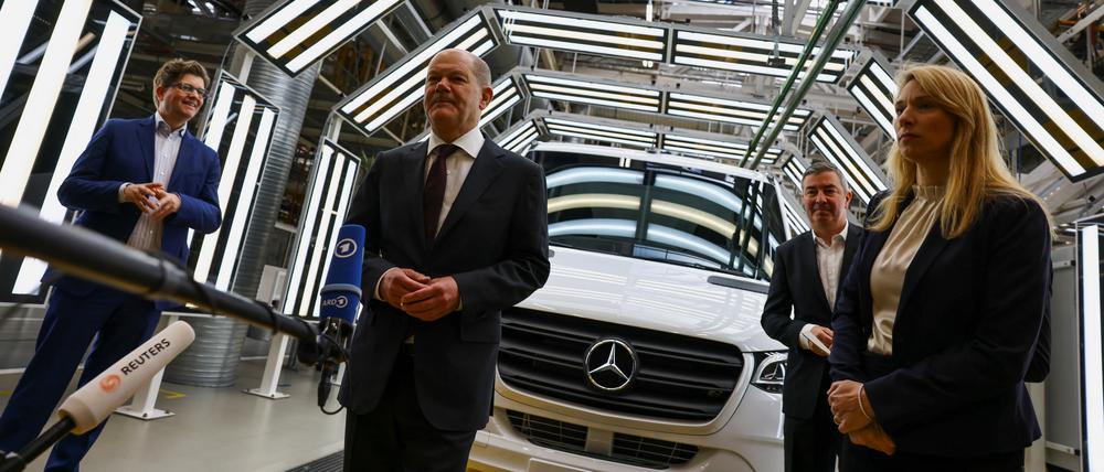 Bundeskanzler Olaf Scholz besuchte das Mercedeswerk in Ludwigsfelde.