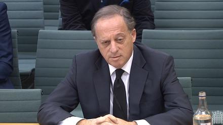 Richard Sharp, Vorsitzender der BBC, sagt vor dem Ausschuss für Digitales, Kultur, Medien und Sport (DCMS) des Unterhauses aus. Weil er dem damaligen britischen Premierminister Johnson vor dessen Berufung zu einem Privatkredit verholfen hat, tritt der BBC-Vorsitzende Sharp von seinem Posten zurück. 
