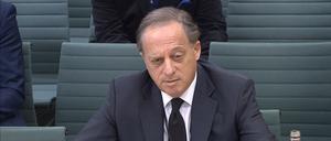 Richard Sharp, Vorsitzender der BBC, sagt vor dem Ausschuss für Digitales, Kultur, Medien und Sport (DCMS) des Unterhauses aus. Weil er dem damaligen britischen Premierminister Johnson vor dessen Berufung zu einem Privatkredit verholfen hat, tritt der BBC-Vorsitzende Sharp von seinem Posten zurück. 