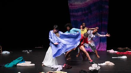 Ein diverses Ensemble tanzt Lee Méirs „safe & sound“ im Radialsystem