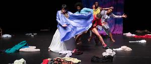 Ein diverses Ensemble tanzt Lee Méirs „safe & sound“ im Radialsystem