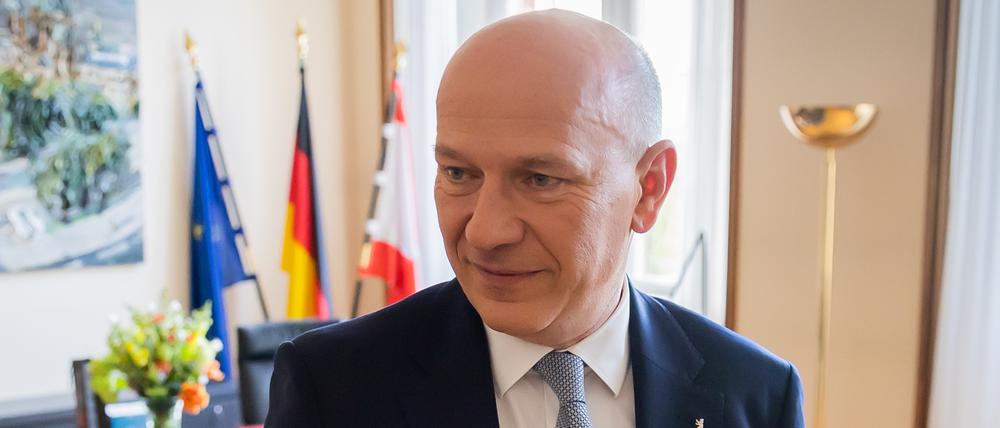 Kai Wegner (CDU), Regierender Bürgermeister von Berlin, kommt bei der Amtsübergabe im Amtszimmer des Roten Rathauses.