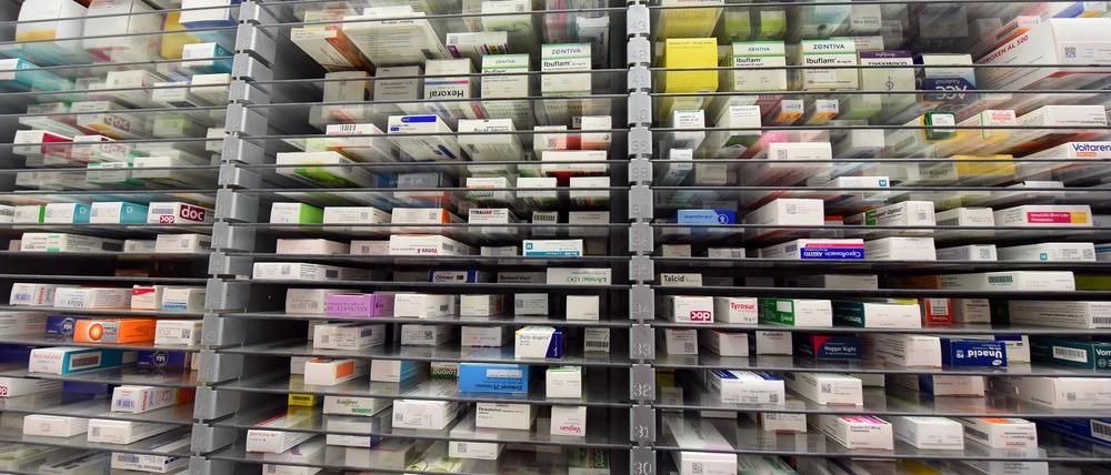 Medikamente liegen im Lager einer Apotheke.