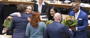 Blumen für die Neuen. Am Donnerstag wurden auch die Senatorinnen und Senatoren vereidigt.