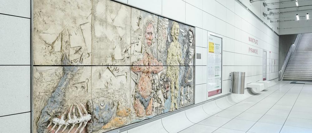 Das Kunstwerk mit dem Titel ·Die Locken einer Frau· des Künstler Markus Lüpertz ist bei der Enthüllung der Lüpertz-Kunstwerke zum Thema „Genesis· an der U-Bahn-Haltestelle zu sehen.