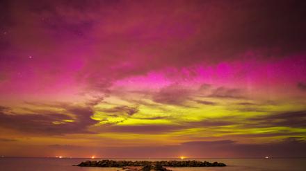 Kein Kitsch, und auch kein Polarisationsfilter auf dem Objektiv, sondern ganz reale Polarlichter in der Nacht zum 24. April 2023 über dem Ostseestrand in Wisch bei Kiel, Schleswig-Holstein. In solcher Schönheit lauert Gefahr.