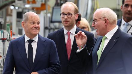 Bundeskanzler Olaf Scholz (SPD, links) mit Max Viessmann und seinem Vater Martin Viessmann (links). 