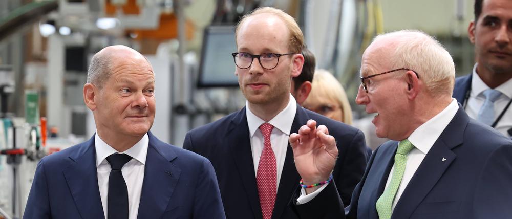 Bundeskanzler Olaf Scholz (SPD, links) mit Max Viessmann und seinem Vater Martin Viessmann (links).