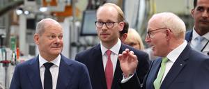 Bundeskanzler Olaf Scholz (SPD, links) mit Max Viessmann und seinem Vater Martin Viessmann (links). 