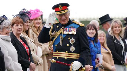 Der britische König Charles III. trifft sich mit Gästen.