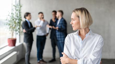 Wer als Frau einen Fall von Sexismus oder Machtmissbrauch eines Kollegen oder Vorgesetzten meldet, riskiert oft weiter ausgegrenzt zu werden. Viele Opfer wechseln in einen schlechter bezahlten Job, zeigen Zahlen aus Schweden.
