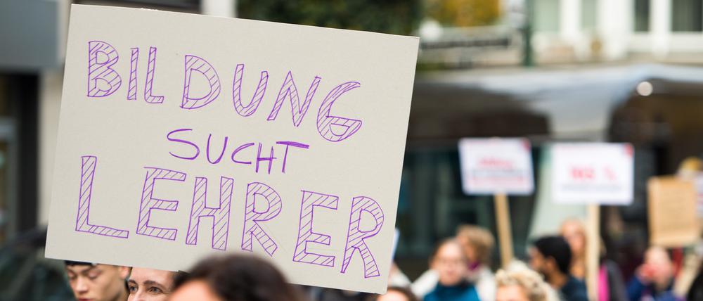 Eltern und Kinder demonstrieren gegen den Lehrermangel. (Symbolbild)