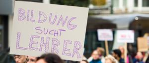 Eltern und Kinder demonstrieren gegen den Lehrermangel. (Symbolbild)