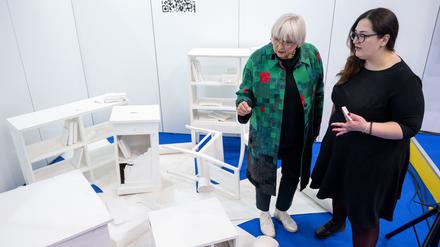 Am Stand der Ukraine: Claudia Roth und Olena Odynoka vom Ukrainien Book Institute. 