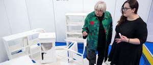 Am Stand der Ukraine: Claudia Roth und Olena Odynoka vom Ukrainien Book Institute. 