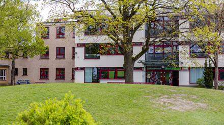 PRODUKTION - 27.04.2023, Brandenburg, Burg (Spreewald): Die Grund- und Oberschule in Burg (Spreewald). In einem offenen Brief haben Lehrkräfte rechte Vorfälle an ihrer Schule im Spree-Neiße-Kreis beklagt. Es geht um mit Hakenkreuzen beschmiertes Schulmobiliar, um rechtsextreme Musik die im Unterricht gehört wird und um demokratiefeindliche Parolen, die in Schulfluren gerufen werden. Foto: -/dpa +++ dpa-Bildfunk +++