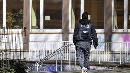 Nach der Tötung eines 35 Jahre alten Mannes in der Nacht zum Ostersonntag ermitteln Polizeibeamte am Tatort in der Duisburger Altstadt.