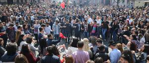 Zahlreiche Menschen feiern am 01.05.2016 in Berlin in Kreuzberg beim "Myfest" den 1. Mai. Foto: Kay Nietfeld/dpa +++ dpa-Bildfunk +++