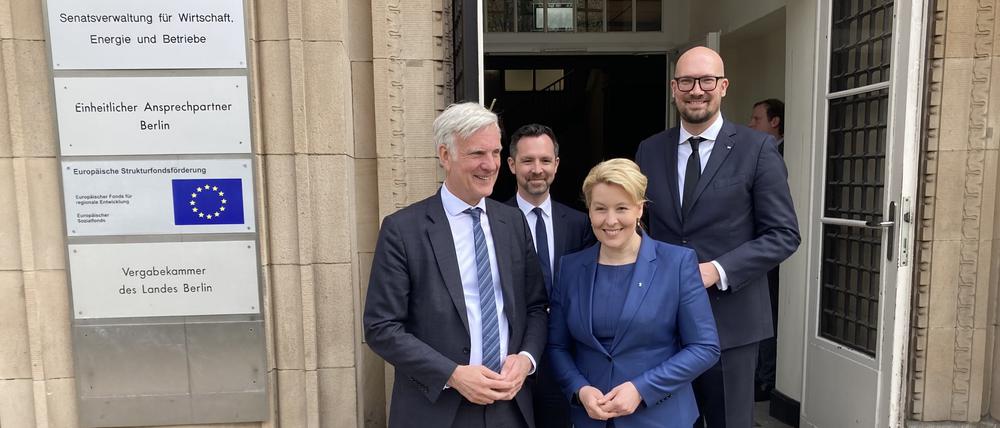 Amtsübergabe am Olex-Haus in Berlin-Schöneberg. Der bisherige Senator Stephan Schwarz (parteilos) mit Nachfolgerin Franziska Giffey (SPD). Im Hintergrund: Staatssekretäre Severin Fischer (links) und Michael Biehl (rechts).