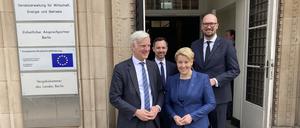 Amtsübergabe am Olex-Haus in Berlin-Schöneberg. Der bisherige Senator Stephan Schwarz (parteilos) mit Nachfolgerin Franziska Giffey (SPD). Im Hintergrund: Staatssekretäre Severin Fischer (links) und Michael Biehl (rechts).