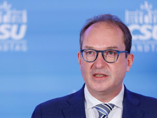 Alexander Dobrindt, CSU-Landesgruppenchef im Bundestag, spricht am Rande der Winterklausur der CSU-Fraktion im bayerischen Landtag zu Journalisten (Archivbild).