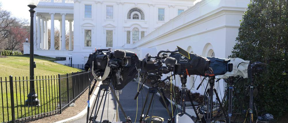 Medienkameras und Mikrofone stehen im Bereich vor dem Westflügel des Weißen Hauses in Washington, DC.