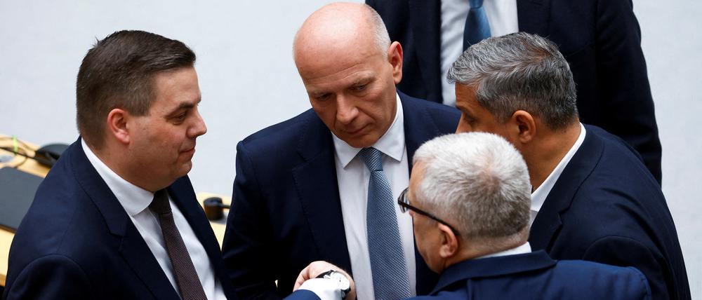 Im Kreise der Koalitionäre: Kai Wegner am Donnerstag im Abgeordnetenhaus.