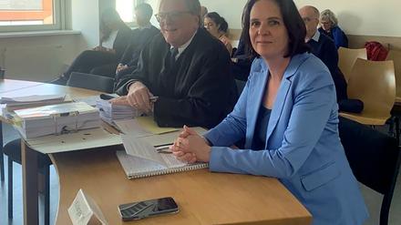 Verena Formen-Mohr, frühere Leiterin der Intendanz beim Rundfunk Berlin-Brandenburg (RBB), sitzt neben ihrem Anwalt Detlef Grimm im Arbeitsgericht. 