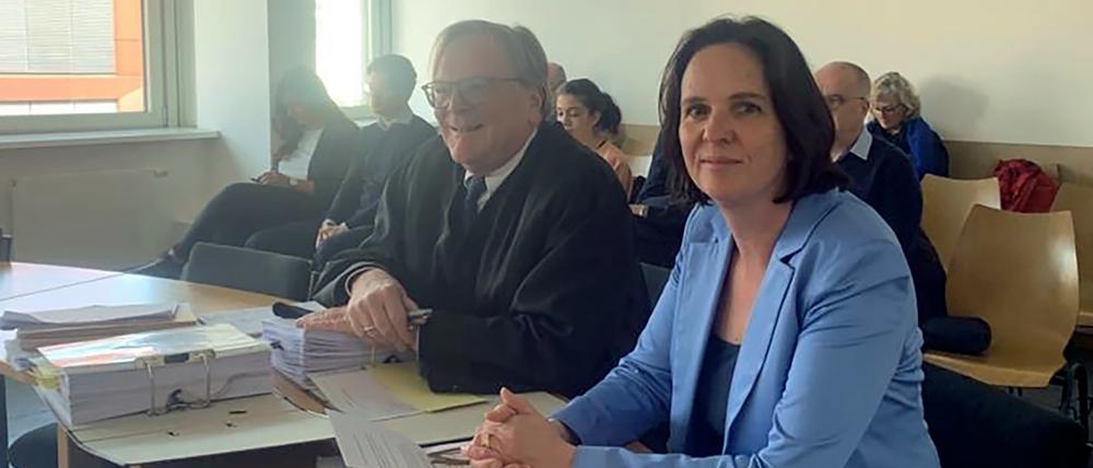 Verena Formen-Mohr, frühere Leiterin der Intendanz beim Rundfunk Berlin-Brandenburg (RBB), sitzt neben ihrem Anwalt Detlef Grimm im Arbeitsgericht.