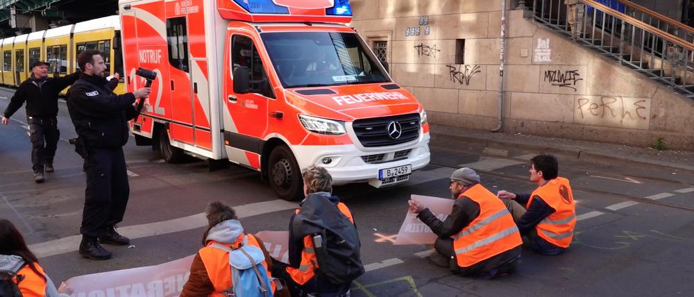Aktivisten der Gruppe „Letzte Generation“ blockieren die Kreuzung Schönhauser Allee/Ecke Eberswalder Straße..