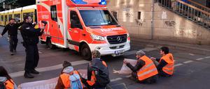 Aktivisten der Gruppe „Letzte Generation“ blockieren die Kreuzung Schönhauser Allee/Ecke Eberswalder Straße..