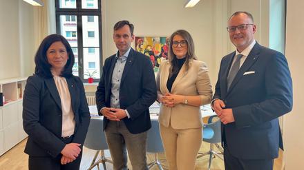 Bildungssenatorin Katharina Günther-Wünsch mit ihrer Staatssekretärin Christina Henke und den Staatssekretären Torsten Kühne und Falko Liecke (v.l.n.r.).