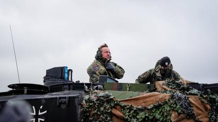 Verteidigungsminister Boris Pistorius sieht sich mit der Forderung konfrontiert, mehr deutsche Leopard-2-Kampfpanzer an die Ukraine zu liefern. Bisher waren es 18 Stück.  
