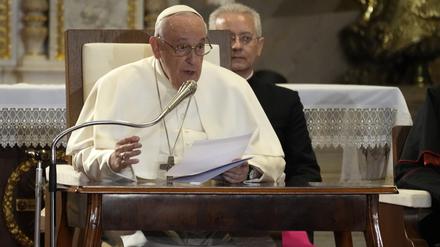 Papst Franziskus hält eine Rede während eines Treffens mit Bischöfen, Priestern, Diakonen, Geweihten, Seminaristen und pastoralen Mitarbeitern in der St. Stephans-Kathedrale. 