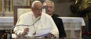 Papst Franziskus hält eine Rede während eines Treffens mit Bischöfen, Priestern, Diakonen, Geweihten, Seminaristen und pastoralen Mitarbeitern in der St. Stephans-Kathedrale. 