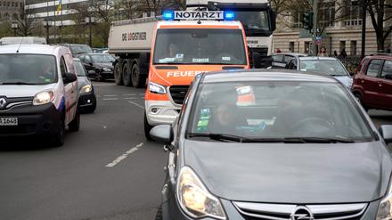 25.04.2023, Berlin: Nur mit Mühe und Geduld kommt der Notarzt-Wagen durch den Stau am Ernst-Reuter-Platz. Dort blockierten Aktivisten der Umweltschutz-Gruppe Letzte Generation zwei Straßen. Erneut blockierten Aktivisten stadtweit zahlreiche Straßen. Bis zu 800 Unterstützer sollten an Aktionen und Blockaden teilnehmen. Foto: Paul Zinken/dpa +++ dpa-Bildfunk +++