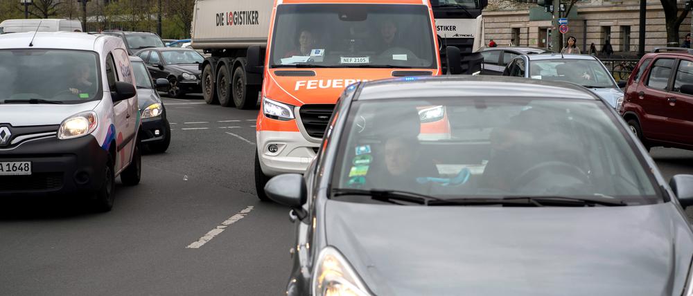 25.04.2023, Berlin: Nur mit Mühe und Geduld kommt der Notarzt-Wagen durch den Stau am Ernst-Reuter-Platz. Dort blockierten Aktivisten der Umweltschutz-Gruppe Letzte Generation zwei Straßen. Erneut blockierten Aktivisten stadtweit zahlreiche Straßen. Bis zu 800 Unterstützer sollten an Aktionen und Blockaden teilnehmen. Foto: Paul Zinken/dpa +++ dpa-Bildfunk +++