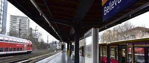 S-Bahn - Station Bellevue
im Hansaviertel im Bezirk Mitte
an den Straßen Flensburger Straße und Batnigallee.
Hier fahren die Linien S3, 5,7 und 9.
Station des Lebens
Foto: Doris Spiekermann-Klaas