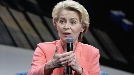 Die Präsidentin der Europäischen Kommission Ursula von der Leyen spricht während einer Podiumsdiskussion auf dem Global Citizen NOW Summit. 