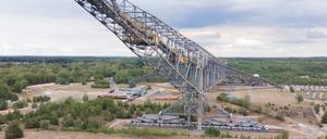 Die ehemalige Abraumförderbrücke des Besucherbergwerk F60  ist eine der weltweit größten technischen Anlagen und eins der jüngsten Baudenkmäler in Brandenburg.