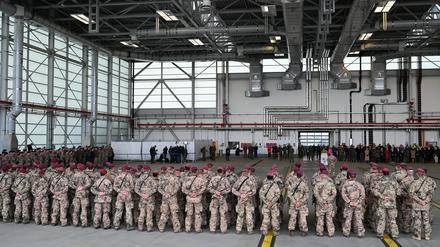 April 2023: Verteidigungsminister Boris Pistorius (SPD) begrüßt Rückkehrer aus dem Sudan auf dem Fliegerhorst in Wunstorf in der Region Hannover.